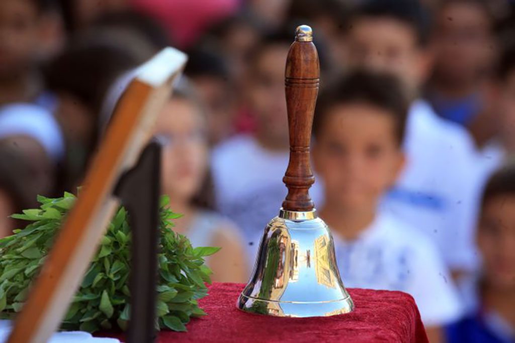 ΤΕΛΟΣ στην κατάργηση του αγιασμού και της προσευχής στα σχολεία – Η Ελληνική Σημαία εκεί που πρέπει (ΒΙΝΤΕΟ)