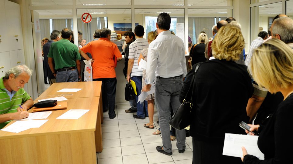 Οι Έλληνες δουλεύουν έξι μήνες για να πληρώνουν φόρους και εισφορές στο κράτος