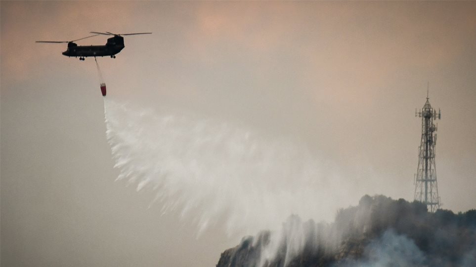 Φωτιά στην Εύβοια: Μάχη σε τρία μέτωπα δίνουν οι πυροσβέστες