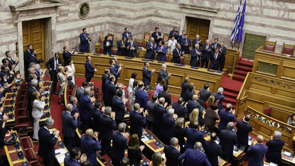 Ψήφος εμπιστοσύνης με 158 «ναι» για την κυβέρνηση Μητσοτάκη – Ξεκινά με 10 νομοσχέδια