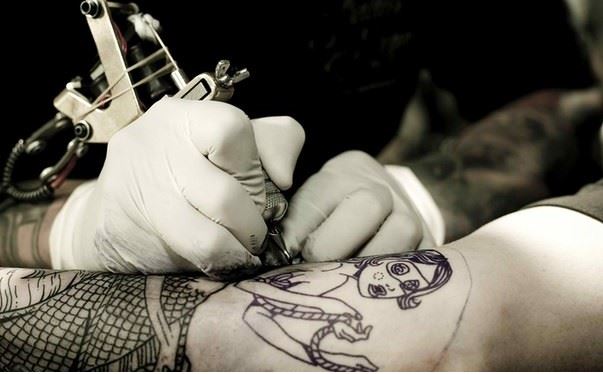 Νανοσωματίδια από το μελάνι των τατουάζ «ταξιδεύουν» ως τους λεμφαδένες