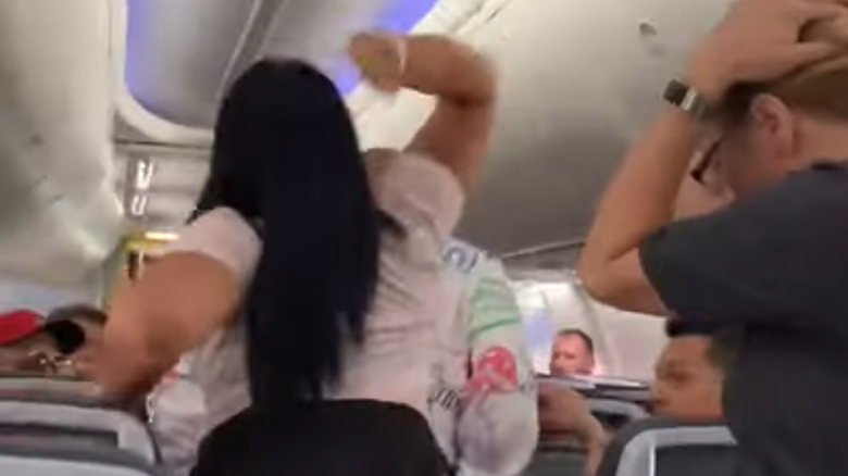 Επεισοδιακή πτήση: Του έφερε το λάπτοπ στο κεφάλι γιατί “κοίταξε άλλη γυναίκα”