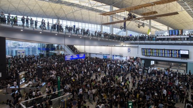 Hong Kong protests: Airport cancels flights as thousands occupy