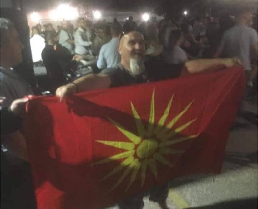 Πρόκληση Σκοπιανού – Υψώνει σε ελληνικό πανηγύρι σημαία με τον Ήλιο της Βεργίνας (βίντεο)