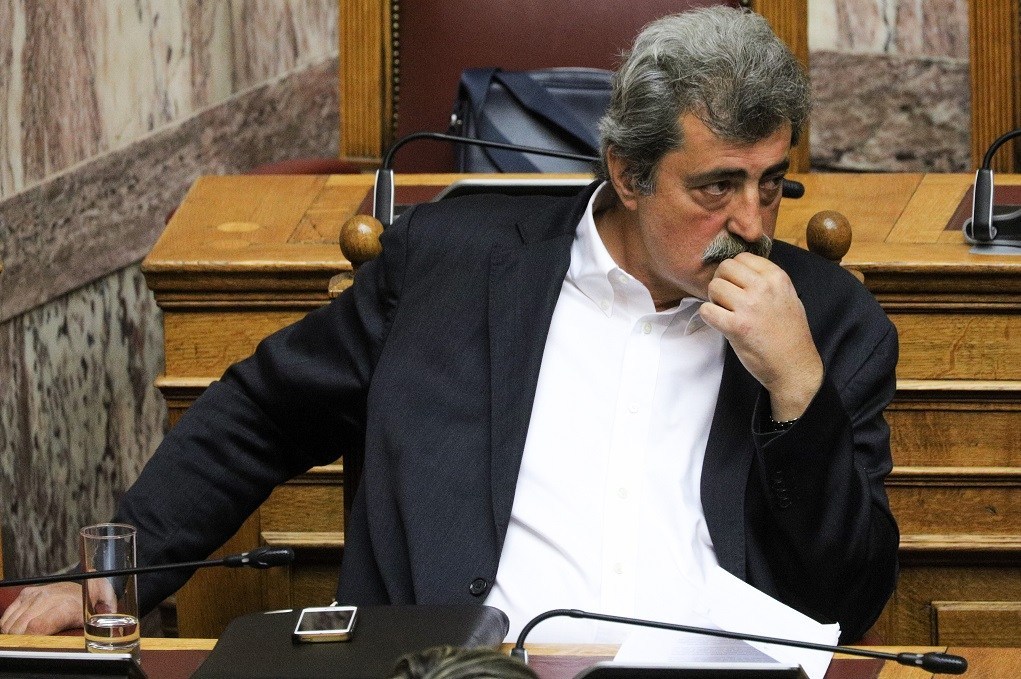 Κυρώσεις για το κάπνισμα Πολάκη στη Βουλή ζητά ο Π. Μπεχράκης