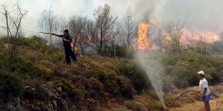 Δύσκολη η πυρκαγιά στα Καλάβρυτα -Σε δύσβατη περιοχή, με δυνατούς ανέμους