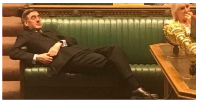ΧΑΜΟΣ – «Γλέντι» στη Βρετανία με τον υπουργό που ξάπλωσε στα έδρανα της Βουλής [εικόνες & βίντεο]