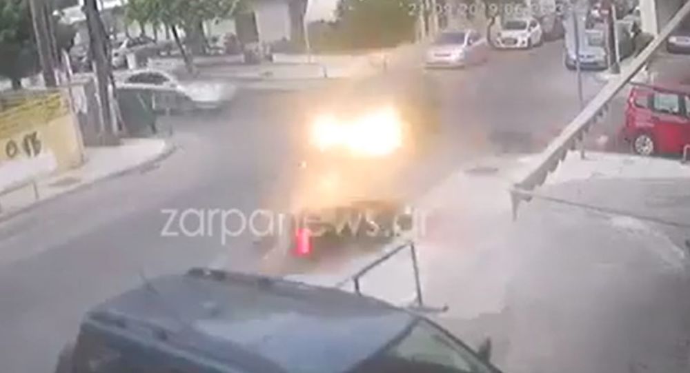 Βίντεο από τροχαίο στα Χανιά: Αυτοκίνητο χτυπάει μηχανάκι και εγκαταλείπει τους αναβάτες