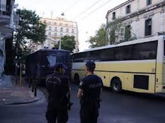 Επιχείρηση ΕΛΑΣ: Δείτε φωτογραφίες από τις καταλήψεις στην Αχαρνών – Βρήκαν και πιστόλια