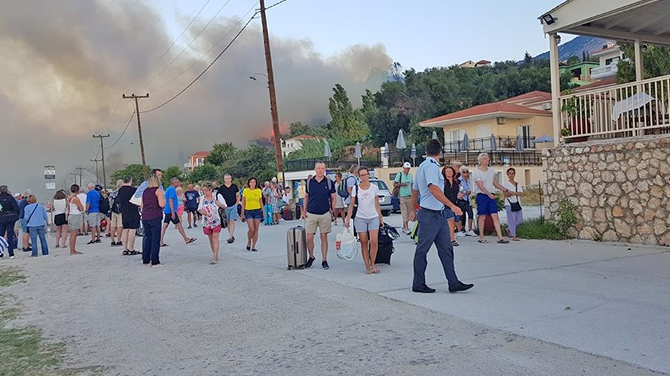 Φωτιά στα Λουρδάτα Κεφαλονιάς – Εκκενώθηκαν ξενοδοχεία και τουριστικά καταλύματα