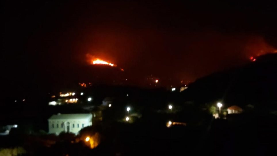 Ζάκυνθος: Ανεξέλεγκτη η φωτιά – Θέλουν να την περιορίσουν μέσα στη νύχτα