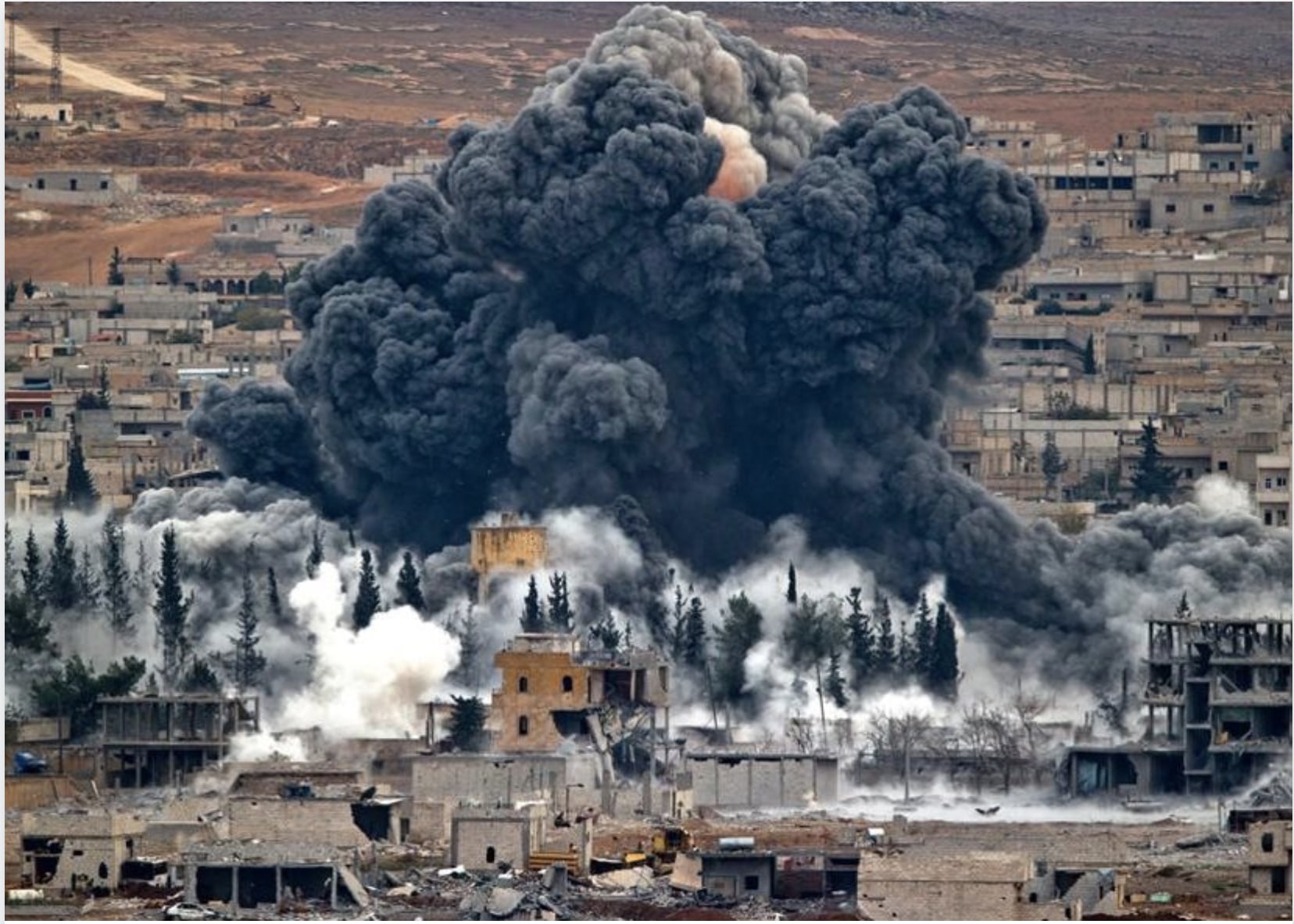 Από ξηράς και αέρος βομβαρδίζεται η βόρεια Συρία