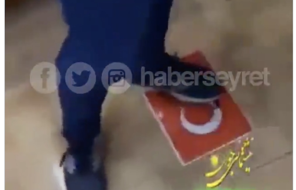 Κοιτάξτε τους…ΙΡΑΝΟΥΣ να ποδοπατούν την τουρκική σημαία σε ένδειξη διαμαρτυρίας για την εισβολή τους στη Συρία
