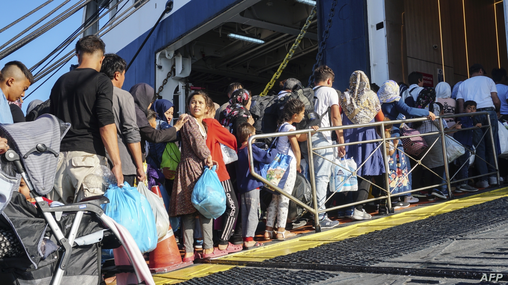 Greece Transfers 570 Migrants from Overcrowded Camp