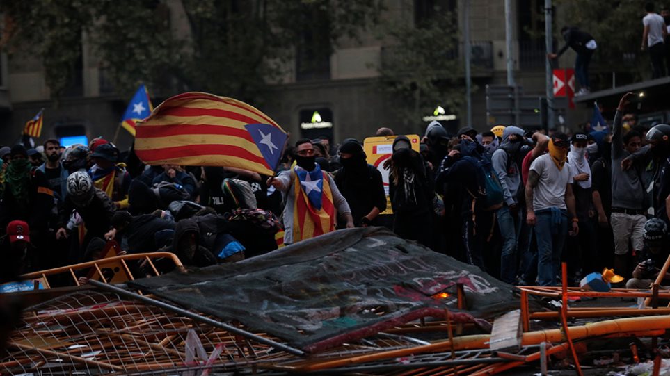 Η Βαρκελώνη έγινε πεδίο μάχης – Tην πολιτοφυλακή στέλνει η Μαδρίτη