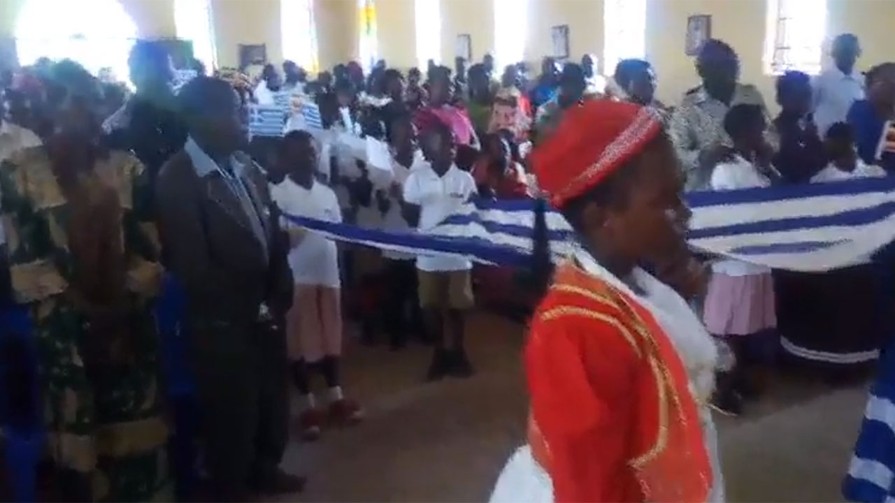 Δεσπόζει η Ελληνική σημαία σε ναό της Ουγκάντας! (Βίντεο).
