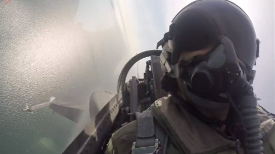 Συγκίνησε ο πιλότος του F-16 της ομάδας Ζευς: Τούτος ο λαός δεν γονατίζει παρά μόνο μπροστά στους νεκρούς του