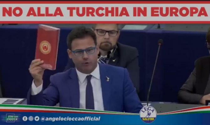 Ευρωβουλευτής πέταξε τα σοκολατάκια των Τούρκων: «Δεν δέχομαι δώρα από αυτούς που έβαψαν τα χέρια τους με αίμα των Κούρδων» Το βίντεο που ανάρτησε στο Twitter