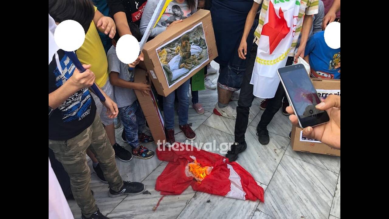 Διαδήλωση Κούρδων στη Θεσσαλονίκη: Έκαψαν την τουρκική σημαία
