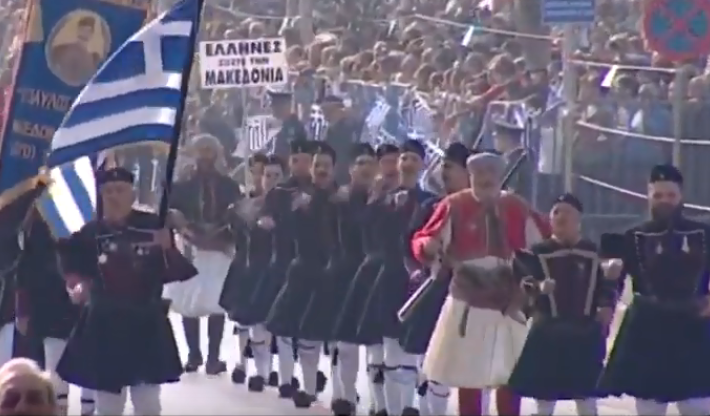 Θεσσαλονίκη: Με πλάκατ «Έλληνες σώστε τη Μακεδονία» στην παρέλαση οι απόγονοι των Μακεδονομάχων