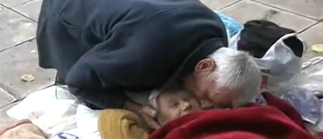 Ηλικιωμένο ζευγάρι ζει στο προαύλιο εκκλησίας στον Κεραμεικό. ΕΧΕΤΕ ΤΟ ΝΟΥ ΣΑΣ ΠΡΟΔΟΤΕΣ!!!