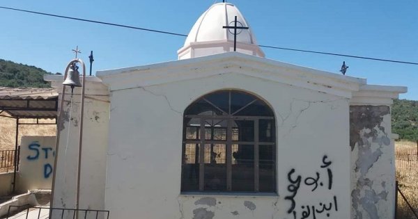 Εγκαταλειμμένη εκκλησία με αραβικά γκράφιτι στη Λέσβο (φώτο)