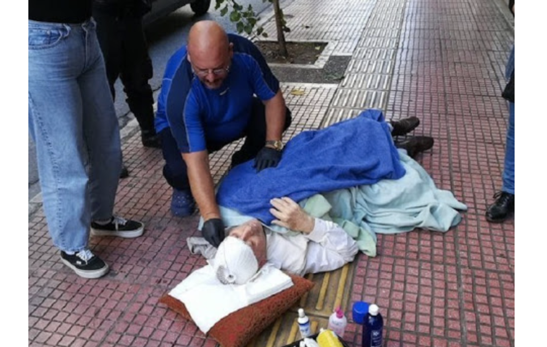Αφγανός επετέθηκε σε υπερήλικα άνδρα μέρα μεσημέρι για να τον ληστέψει στο κέντρο της Αθήνας.