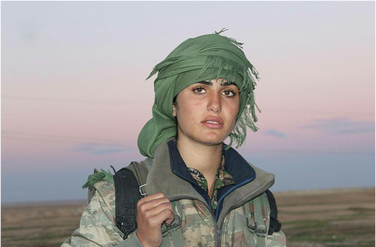 Η κούρδισα μαχήτρια που την αποκάλεσαν «Αντζελίνα Τζολί» του Κουρδικού αγώνα. Σκοτώθηκε σε ενέδρα στα σύνορα Συρίας και Τουρκίας προσπαθώντας να σώσει την ομάδα της (βίντεο)