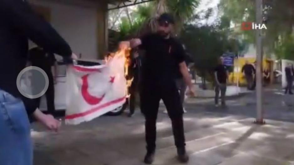 Μέλη του ΕΛΑΜ έκαψαν σημαία του ψευδοκράτους – «Πυρά» Ακιντζί και αναβρασμός στην Άγκυρα – Δείτε βίντεο