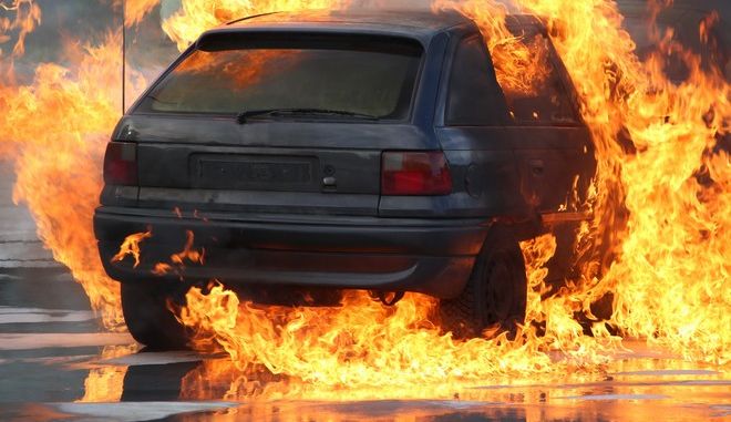 Αδιανόητο: Κάηκε ζωντανός μέσα στο όχημά του – Οι περαστικοί ήταν απασχολημένοι τραβώντας τον βίντεο