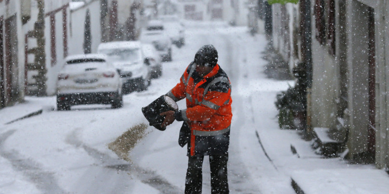 Ισχυρές χιονοπτώσεις στη Γαλλία: Στο σκοτάδι 300.000 νοικοκυριά -Ενας νεκρός