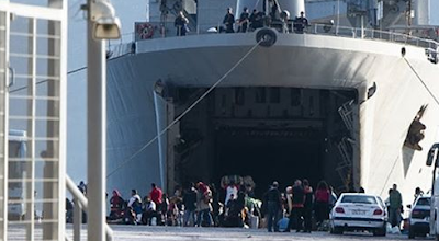 Το Πολεμικό μας Ναυτικό, έχει αναλάβει να μεταφέρει τις ορδές των μωαμεθανών εποίκων πίσω στην ενδοχώρα της Ελλάδας!