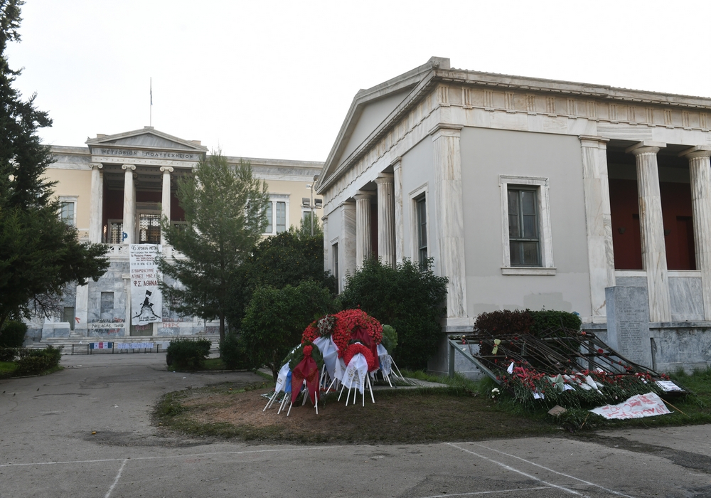 «Έξω ο ΣΥΡΙΖΑ»: Φοιτητές τους «πέταξαν έξω» και κατέστρεψαν το στεφάνι που κατέθεσαν για την επέτειο του Πολυτεχνείου (ΒΙΝΤΕΟ)