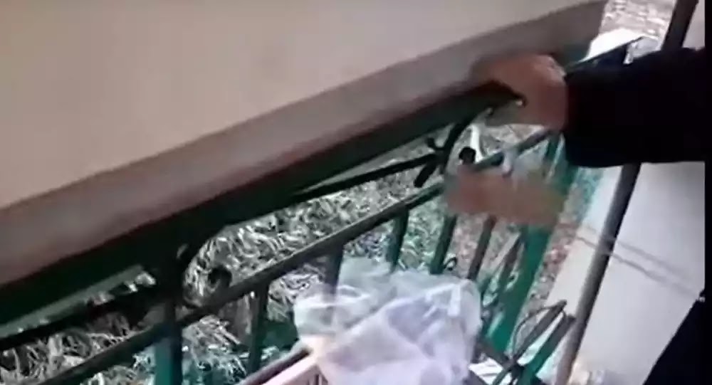 Γιαγιά πέταξε επίδοξο διαρρήκτη από το μπαλκόνι με μία σφουγγαρίστρα – Βίντεο