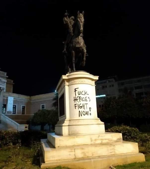 ΦΩΤΙΑ & ΤΣΕΚΟΥΡΙ!!! Βανδαλισμός στο άγαλμα του ήρωα Θεόδωρου Κολοκοτρώνη στην Παλιά Βουλή στην Αθήνα