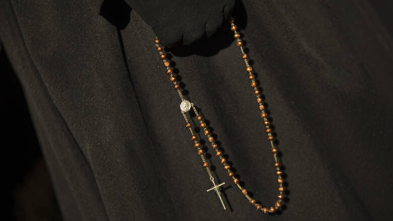 Γαλλία: Άγρια δολοφονία παιδόφιλου ιερέα με το σταυρό σφηνωμένο στο λαιμό του από θύμα του!