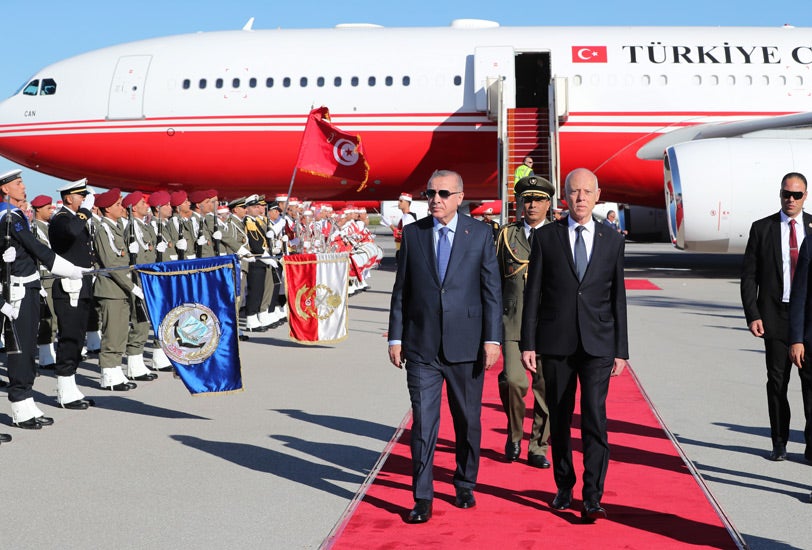 Εσπευσμένα στην Τυνησία ο Ερντογάν – Κλείνει στρατιωτική συμφωνία & με την Τύνιδα