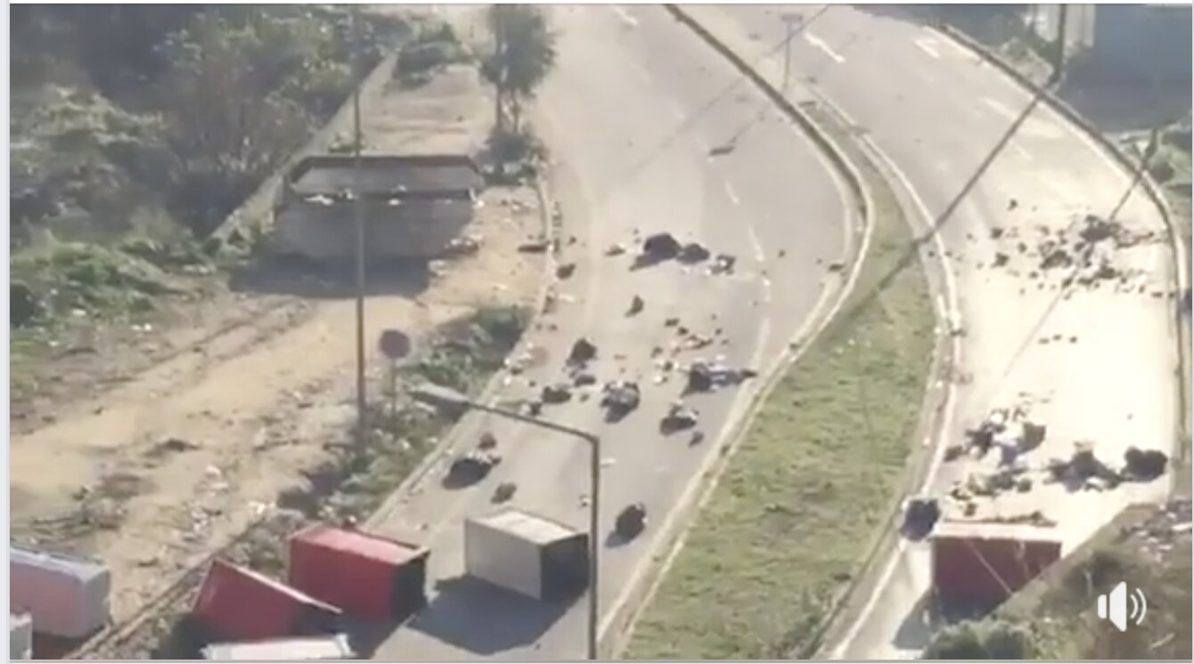 Συγκρούσεις λάθρο και αστυνομίας στη Σάμο: Έσπασαν την σκοπιά της αστυνομίας, τις εγκαταστάσεις τροφοδοσίας & το εστιατόριο!