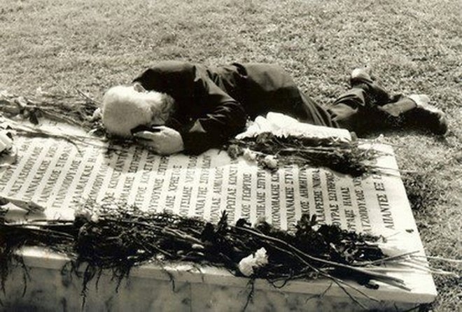 Πατέρας πάνω από τον τάφο του Καταδρομέα γιου του. Κύπρος 1974. Όχι δεν ξεχνάμε ΠΟΤΕ