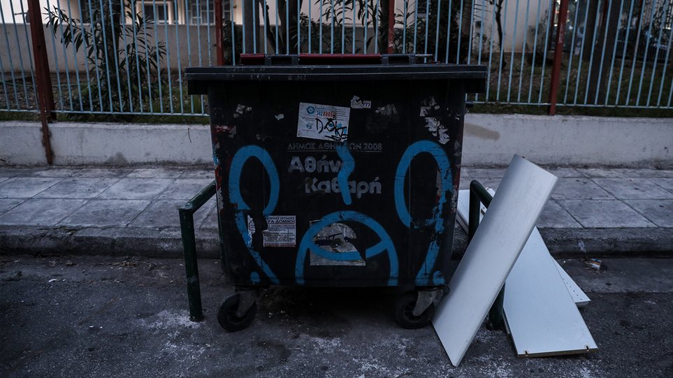 Φρίκη στα Πετράλωνα: Στους κάδους σκουπιδιών ψάχνουν για το πτώμα 52χρονου – βίντεο