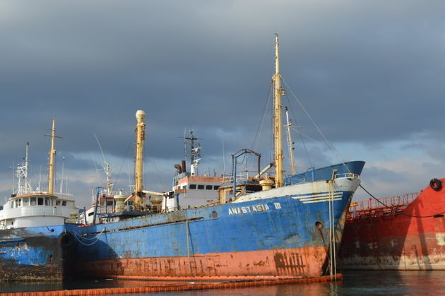 Απομακρύνονται επικίνδυνα πλοία-ναυάγια από την Ελευσίνα