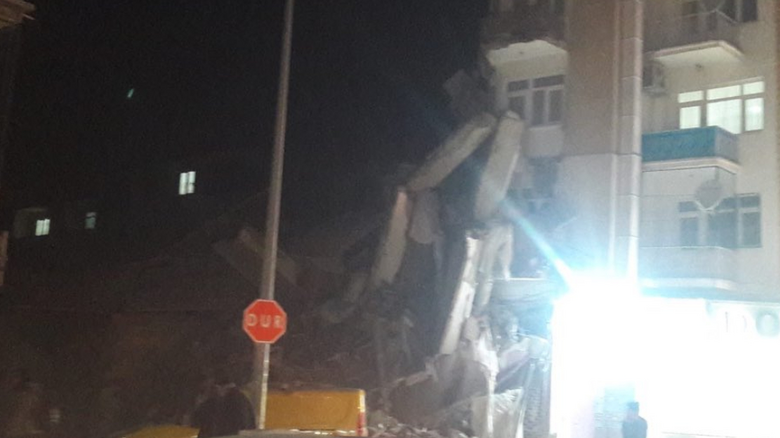 Ισχυρός σεισμός στην Τουρκία: Κατέρρευσαν κτίρια