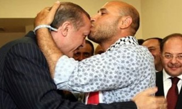 Φωτό: O αρχηγός των Τουρκμένων μισθοφόρων στην Λιβύη ανήκει στο ISIS και φιλάει τον Ερντογάν στο κούτελο!
