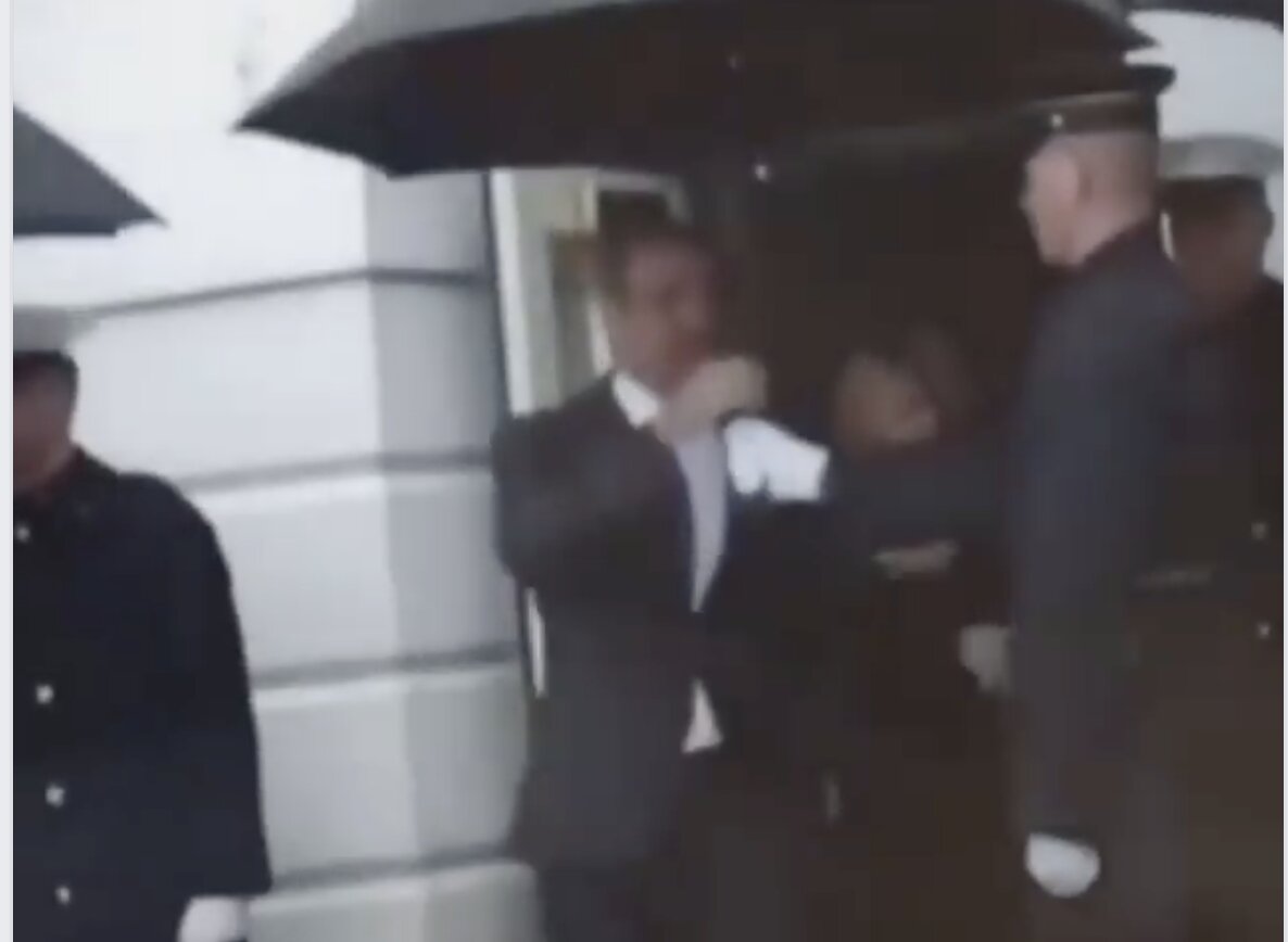 ΤΡΕΛΟ- Κούλης στις ΗΠΑ δίνει ρεσιτάλ. Προσπάθησε να αρπάξει την ομπρέλα φρουρού στον Λευκό Οίκο!