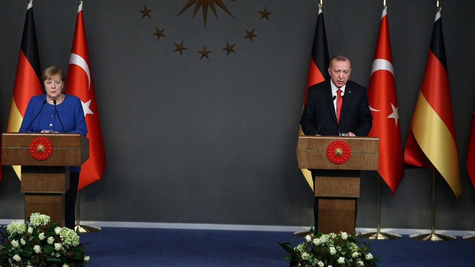 Ερντογάν σε Μέρκελ: Η Τουρκία υποστηρίζει στρατιωτικά την κυβέρνηση του αλ Σάρατζ
