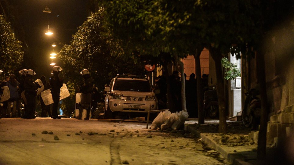 Επιχείρηση της αστυνομίας στο Κουκάκι: Εκκενώθηκε το κτίριο της Ματρόζου
