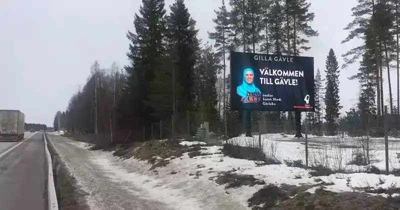Γυναίκα με μαντίλα σε διαφημιστική πινακίδα καλοσωριζει τους τουριστες στην Σουηδια…!