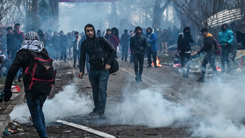 Μεταναστευτικό: Τούρκοι αστυνομικοί πετούν δακρυγόνα προς την ελληνική πλευρά