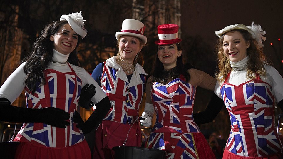 Brexit: «Πάρτι» στους δρόμους με μπύρες και συνθήματα – Γιορτάζουν την έξοδο οι Βρετανοί