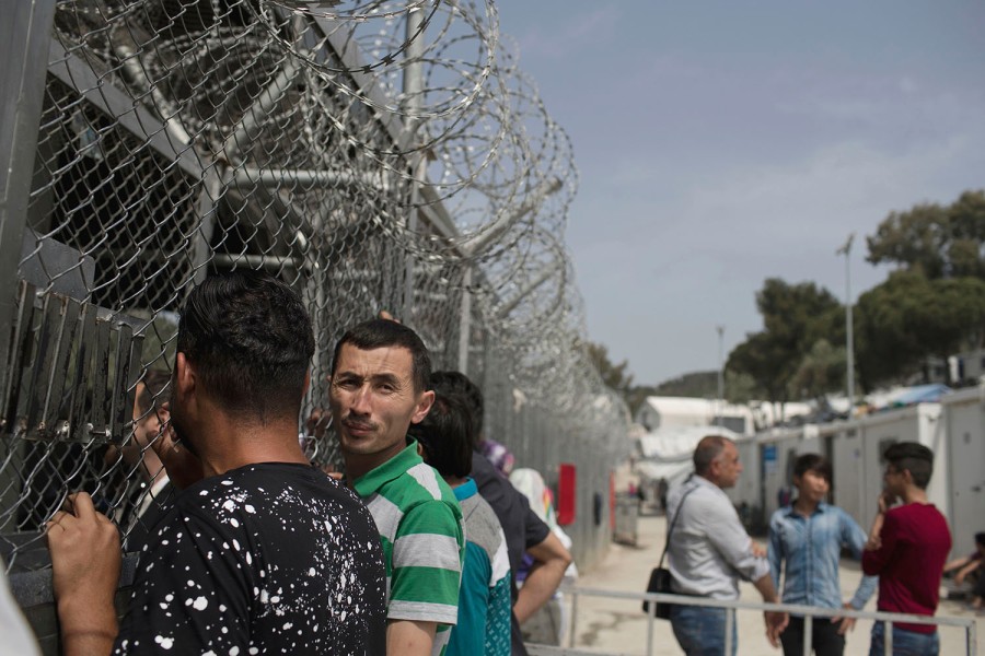 Greece: Emergency powers to build migrant detention camps